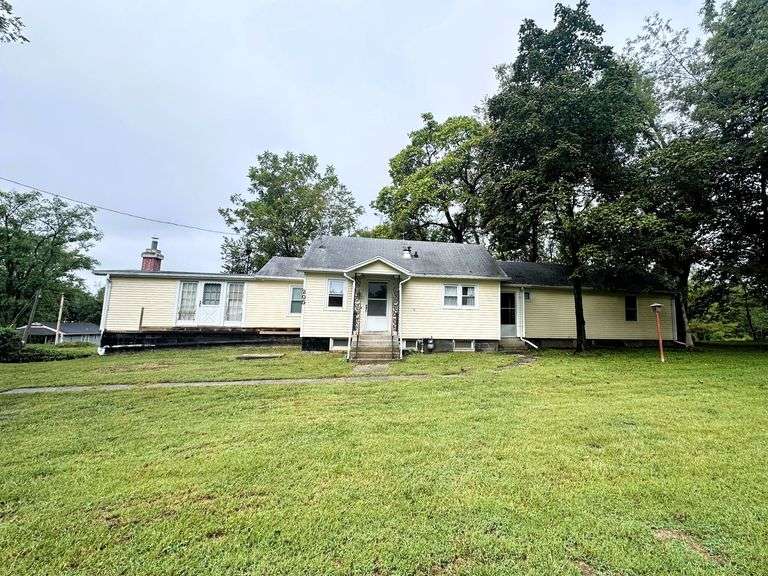 Sells to Highest Bidder- Fayette Home Near Central Methodist University – 1.1± Acres on Corner Lot – 1 Bed, 1.5 Bath with Walkout Basement image