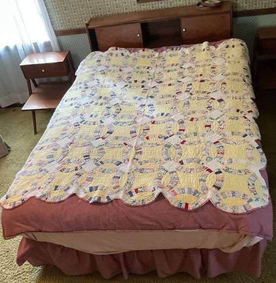 Wedding ring patchwork quilt, hand stitched image