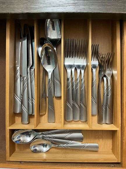 Stainless flatware set image