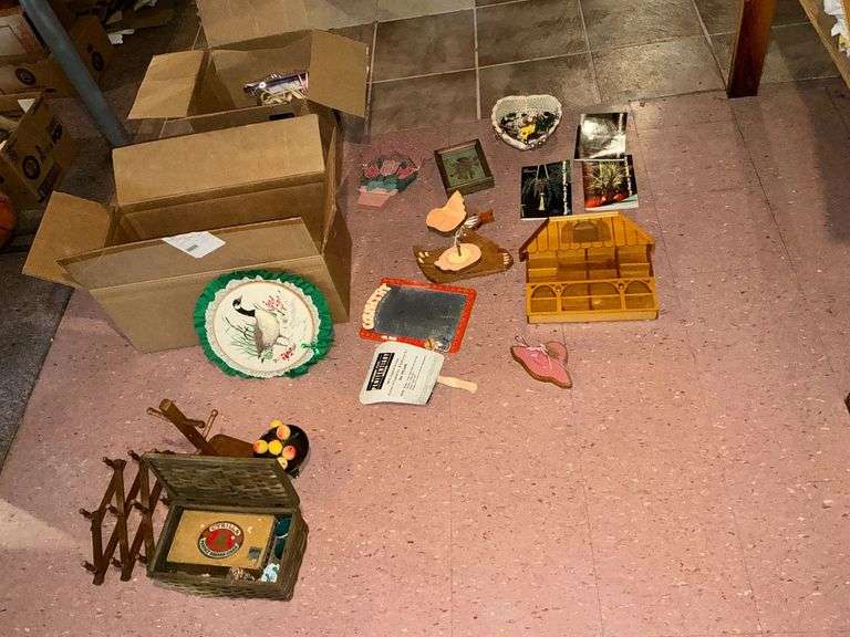 Assortment of wall & shelf decorations image