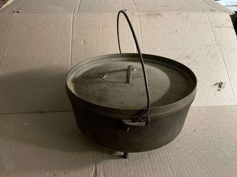 No. 12 cast iron footed dutch oven with lid, no markings. image