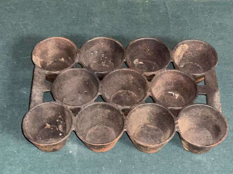 No. 10 cast iron muffin pan. image