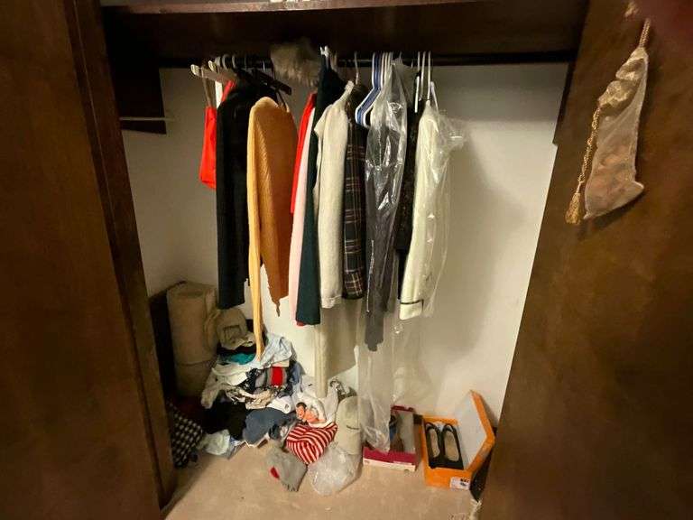 Women's clothing M, shoes size 9 image