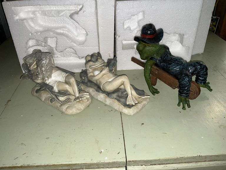 Yard art, 3 frogs, NIB. image