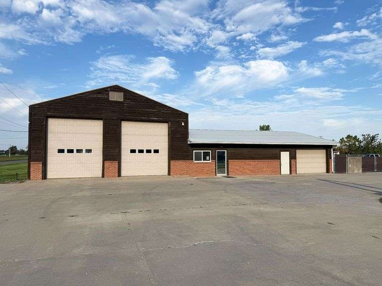 Versatile Commercial Shop & Office on 3 Acres in Moberly, MO – Perfect for Construction, Lawn Care, Mechanic, or Equipment Storage Businesses image