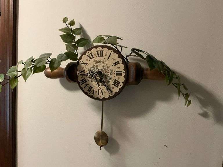Wind-up rolling pin clock, washboard wall hanger image