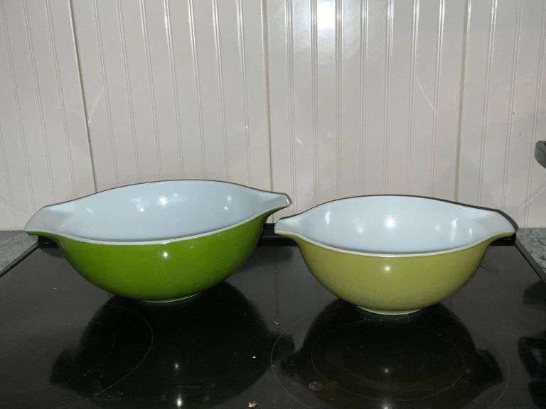 Pair of PYREX bowls, up to 4 qt. image
