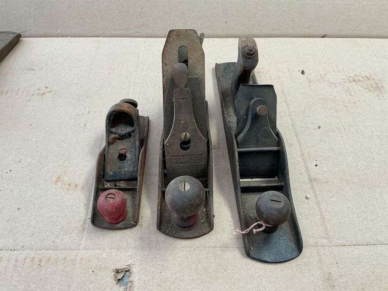 3 wooden planes Stanley No. 4 and two unmarked image