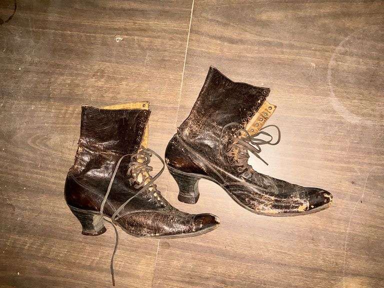 Pair of Stylish Stout OutSizes women's shoes image