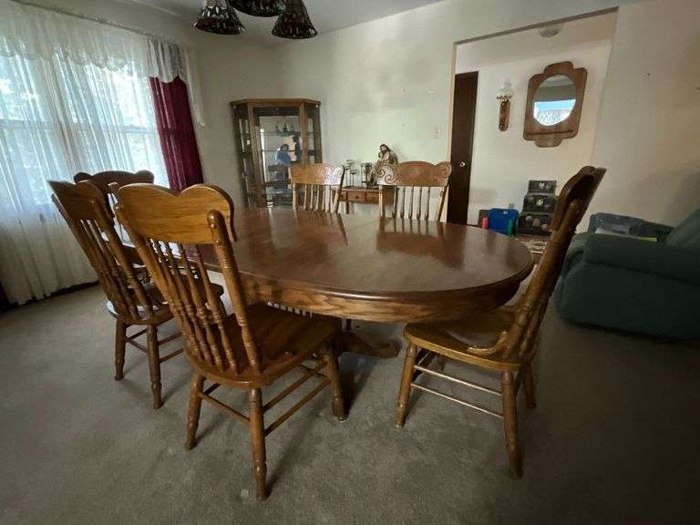 Dining room table and 6 straight chairs image