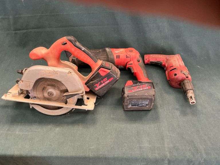 Milwaukee 18V circular saw with battery image