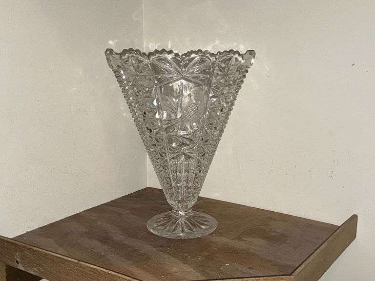 Fan vase with etched bird image