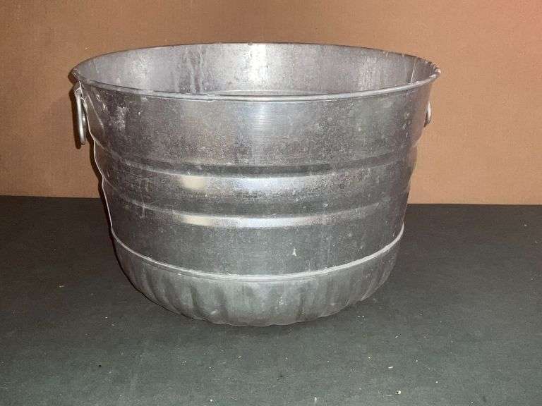 Galvanized tub with handles, 17 1/2" W. image