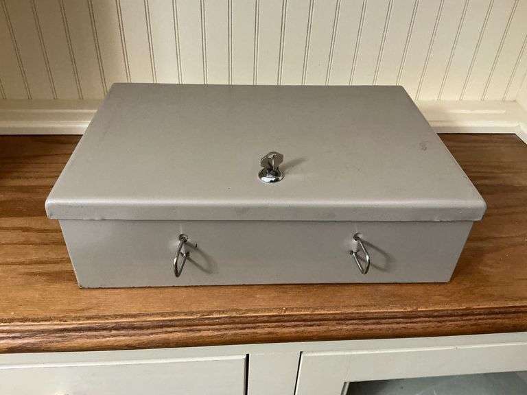 Portable lock box with key image