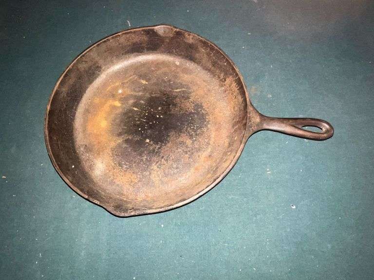 No. 8 cast iron skillet image