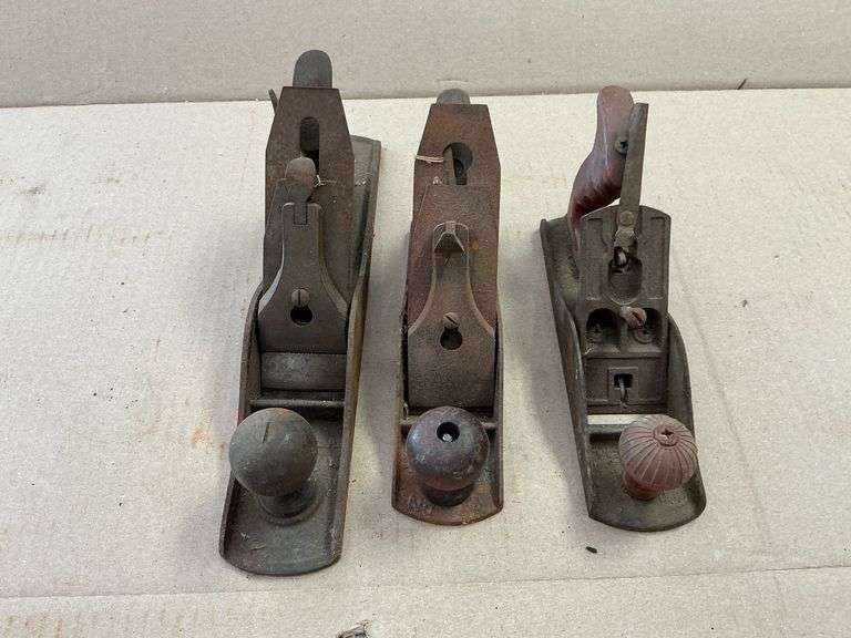 3 wooden planes, Stanley No. 4 & No. 5 and one unmarked image