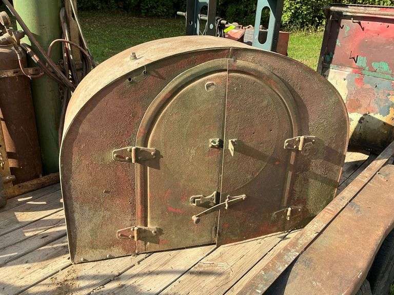 Metal pump container for oil truck image