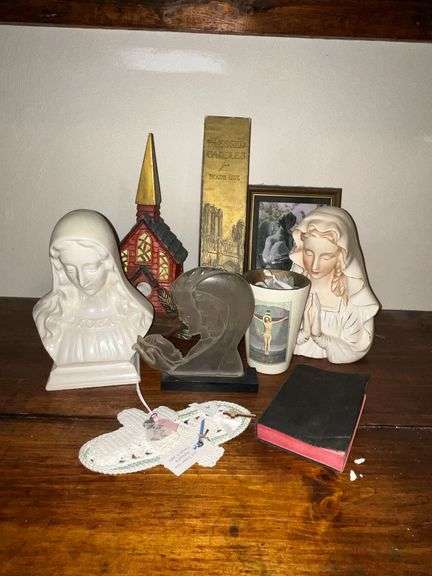 Religious décor, figurines, Blessed candles, ceramic church, etc. image