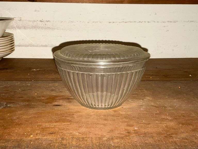 Anchor Hocking covered refrigerator round dish with lid image