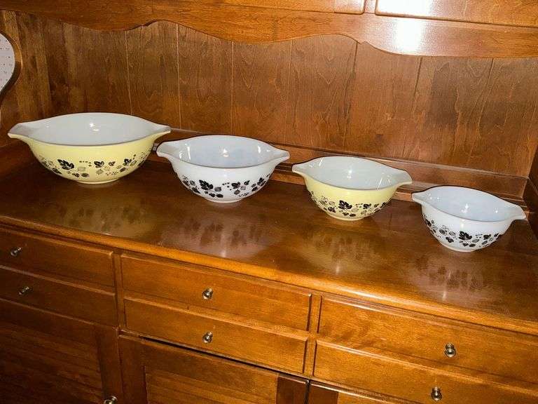 Set of 4 nesting PYREX Gooseberry Black & Yellow Cinderella mixing bowls image