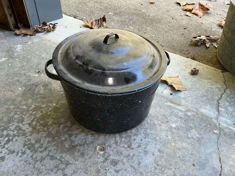 Graniteware boiler with lid image