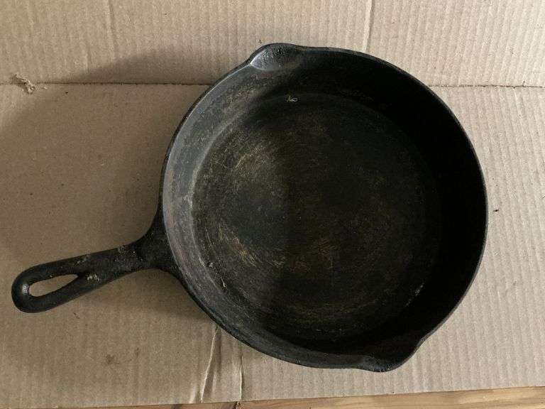 10 cast iron skillet, unmarked. image