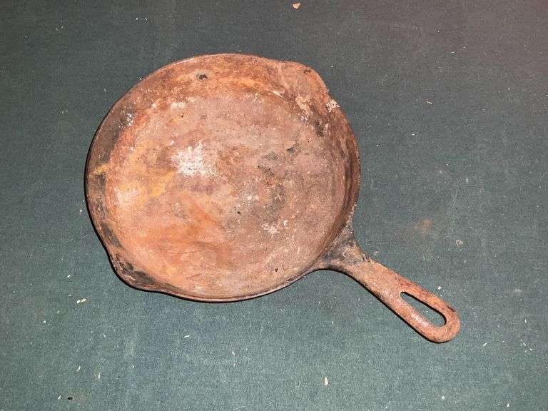 Griswold No. 6 cast iron skillet image