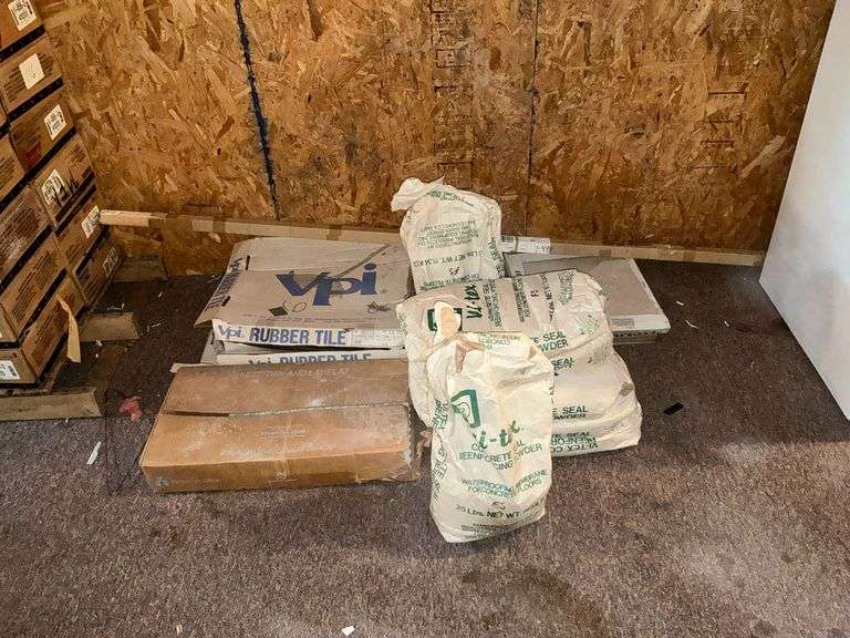 Rubber 20" x 20" floor tile image