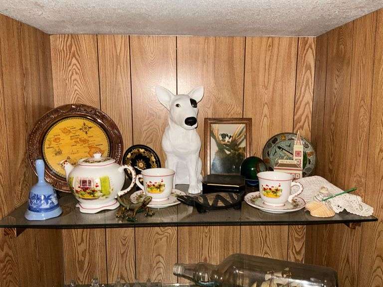 Decorative items, collector plates, gecko, cups and saucers, image