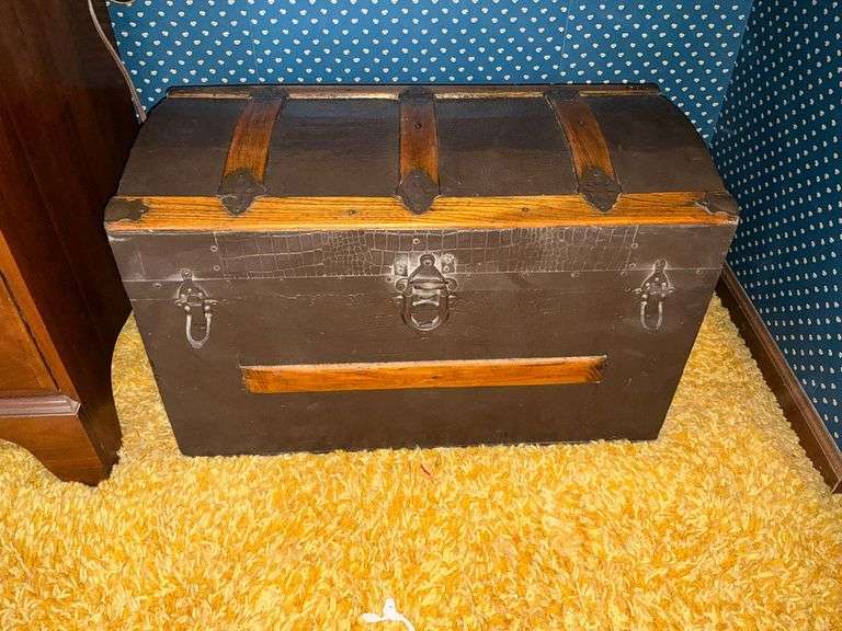 Small camel back trunk with tray image