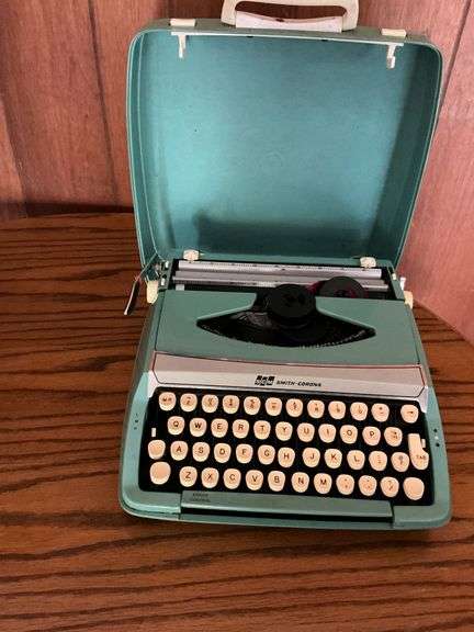 Corsair Deluxe Smith-Corona manual typewriter image