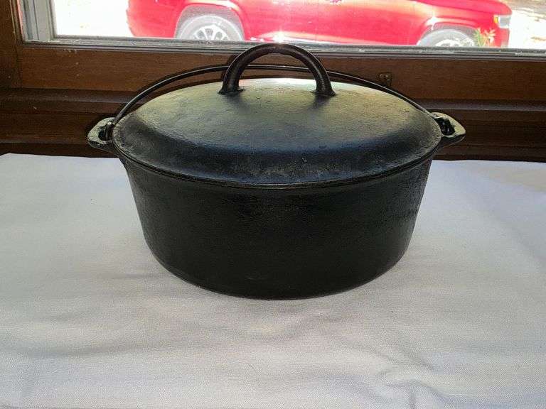 Griswold No. 9 dutch oven with Griswold lid image