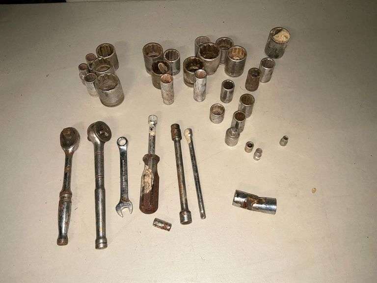 Snap-On 3/8" ratchet, 1/2" assorted sockets image