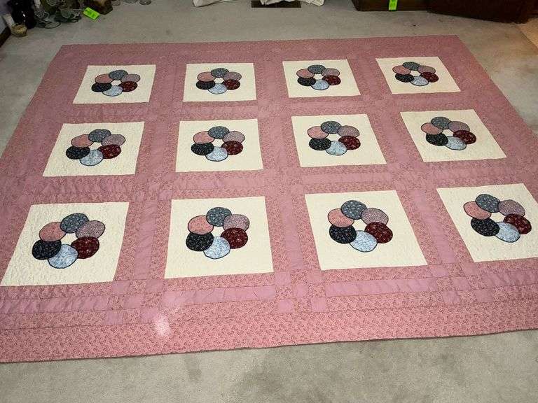 Patchwork quilt, machine quilted image