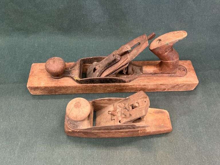 Pair of wooden body planes, one missing knife image