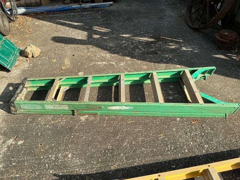 Werner 6' fiberglass ladder image