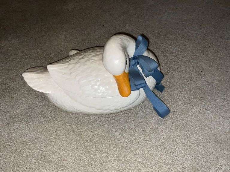 Duck soup tureen with ladle image