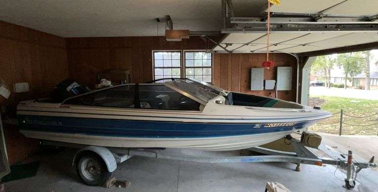 Bayliner Capri 17' boat VIN: BL IJ48CRB888 and Escort trailer image