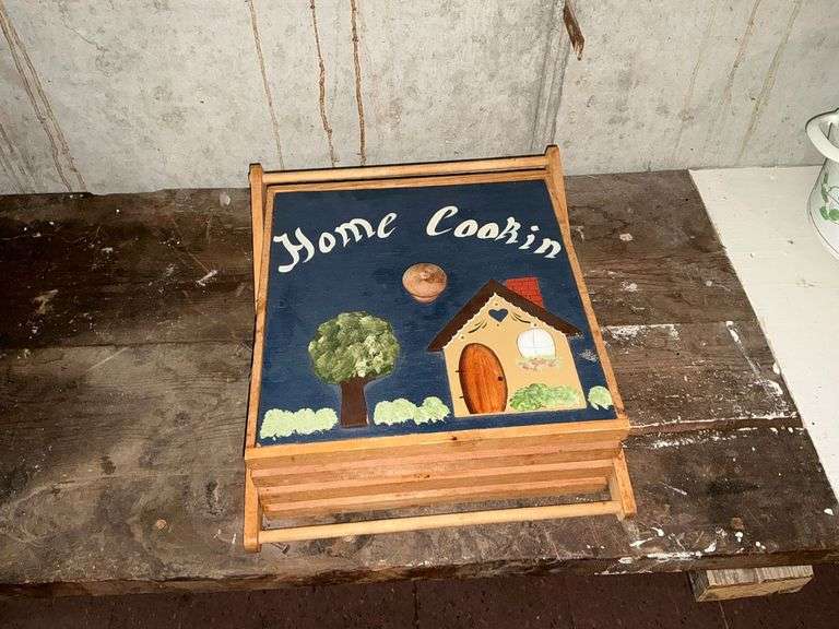 Wooden pie carrier image