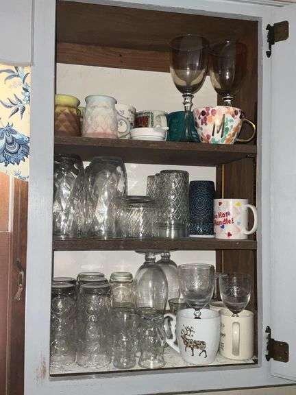 Glasses, mugs, stemware, coffee cups image