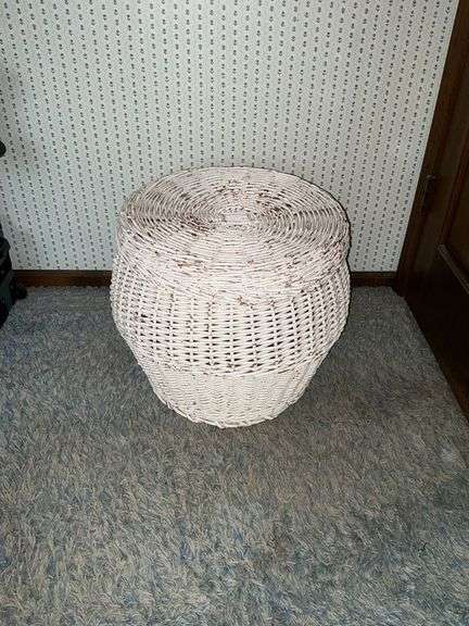 Woven basket with lid image