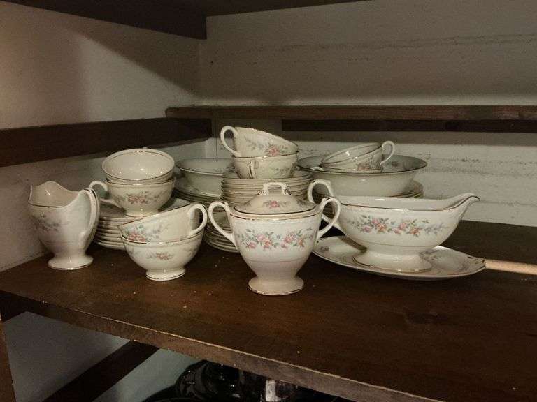 Homer Laughlin Eggshell Georgian china set image