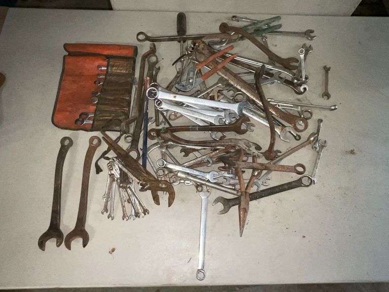 Assortment of box end, combination, wrenches image