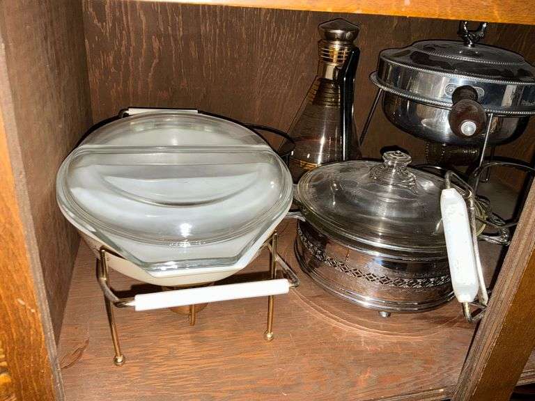 Expandable trivet, casserole dish with trivet, etc. image