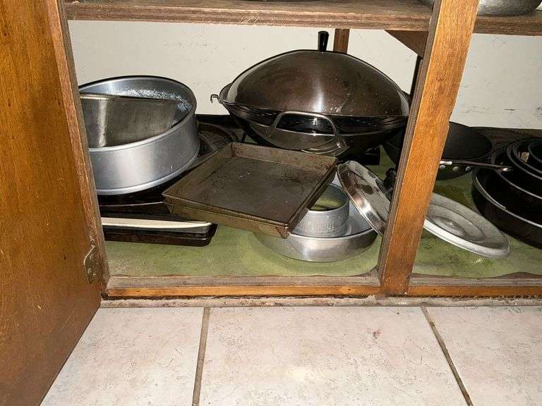 Skillets, wok, baking sheets, cake pans, etc. image