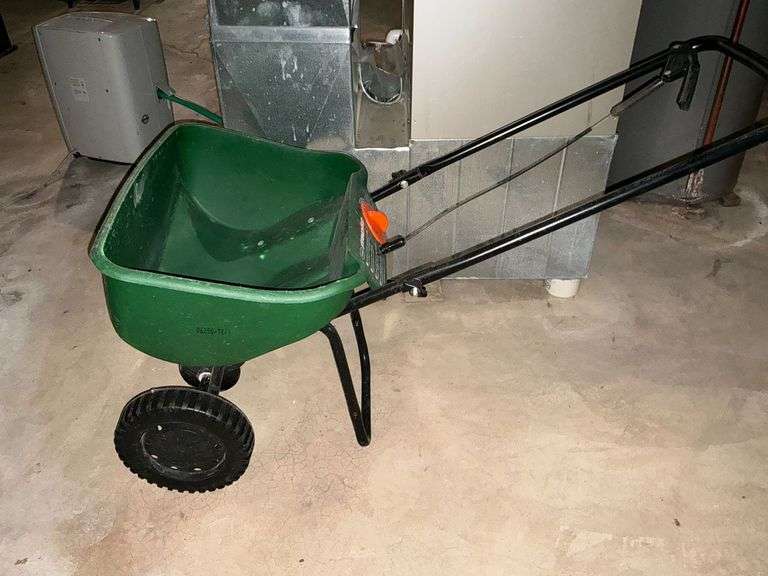 Scotts Standard broadcast spreader image