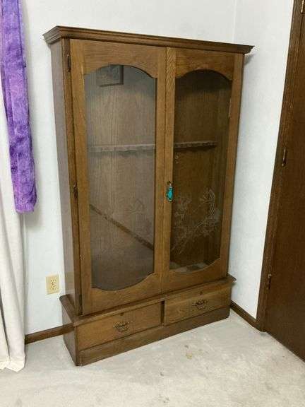 Oak gun cabinet, 12 gun with key image