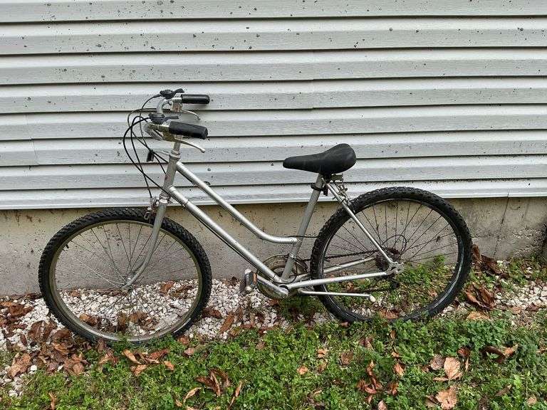 Schwinn Women's 26" bicycle 10-speed image