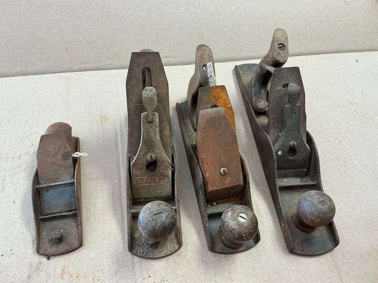 4 wooden planes, Stanley No. 4 and 3 unmarked. image