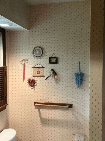 Contents of bathroom image